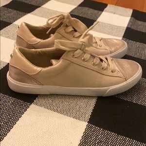 Unisa low top sneaker.